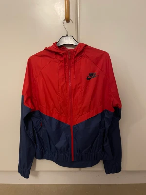 Nike vindjacka - Nike sportswear windrunner. Storlek M. Jackan är i bra skick, något smutsig (se bild 3) men det borde gå att tvätta bort. Är ej helt 100 på om det är kvinna eller man men borde funka för vad som.