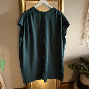Oversized klänning - Grön oversized klänning från Weekday.  Stor i storleken. Alltså väldigt oversized.