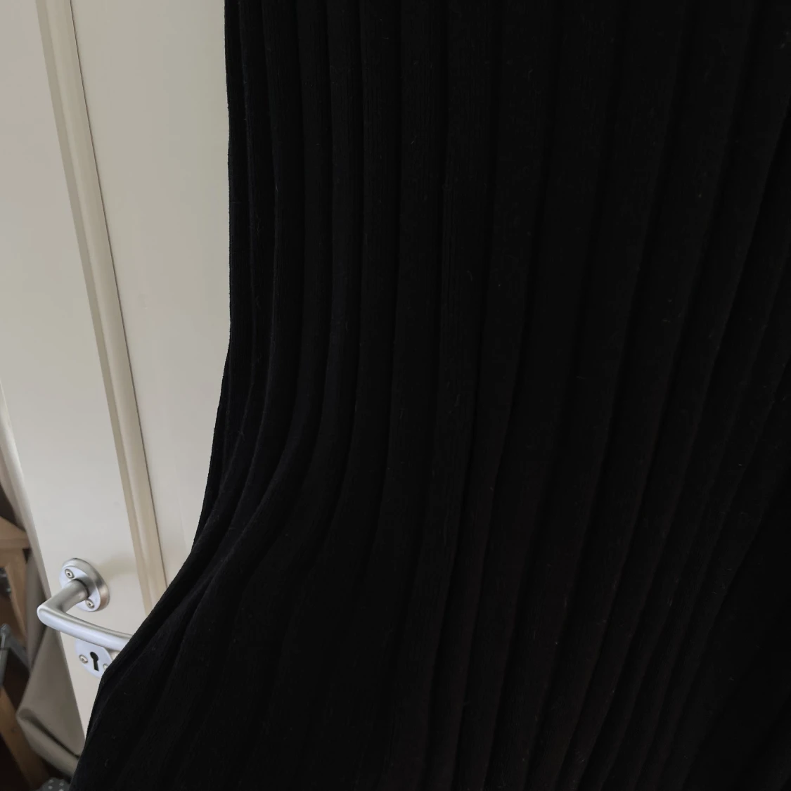 Svart ribbad klänning  - 90