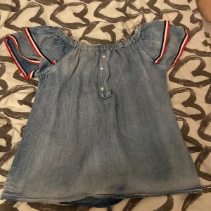 Butterfly sleeve t shirt - Fin Butterfly sleeve t shirt som är i storleken S. Har knappt använts den och Säljer pga att jag rensar garderoben.står ej för postens slarv.