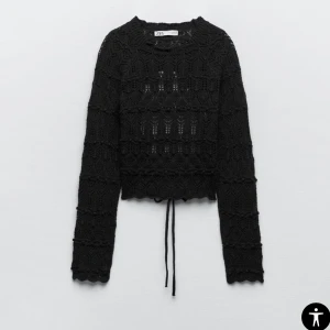 Stickad tröja med öppen rygg - Säljer denna från zara då den inte kommer till användning. Nypris 400kr. Passar storlek S/M 