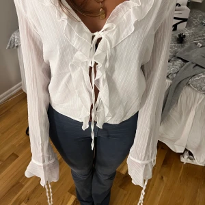 Vit blus  - Super söt vit blus som knappt är använd🫶🏼 tryck inte på köp nu🥰