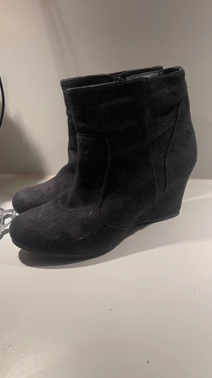 Klackade höstskor  - Svarta höstskor med kilklack  Storlek 39  Oanvända 