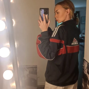 Vintage Adidas jacka/kofta - Mörkblå och Röd Old school Adidas jacka/kofta med märke på ryggen. Märkt strl M men den är oversize!!!