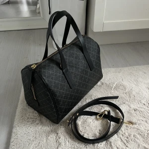 By marlene birger väska - Minibag från By Malene Birger i nyskick! Inköpt för några år sedan så modellen har utgått men den har knappt använts och stått i gaderoben flera år! Axelband följer med som man kan sätta på🌸✨ Minns ej nypris exakt men köpt för ca 3500:-
