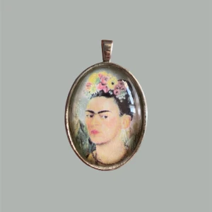 Frida Kahlo-berlock - Kolla denna fina berlocken med en bild på Frida Kahlo! ✨Vet inte vilken metall den är i men den är rätt tung!