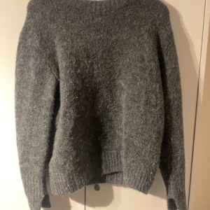 Grå stickad  - Säljer en jätte mysig grå stickad tröja från hm med slits vid ärmarna, inte använd så mycket så den är i nyskick, det är meningen att den ska vara lite "nopprig", skriv privat för fler bilder💕 !!tryck inte på köp nu!!