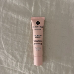 Ögonkräm  - Säljer en ögonkräm som ska återfukta och boozta trötta ögon ifrån glossybox🤍🫶🏼Pris: 45kr
