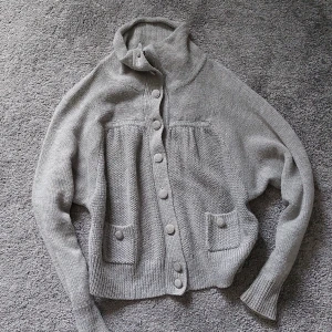 Kofta från bzr - Grå kofta 