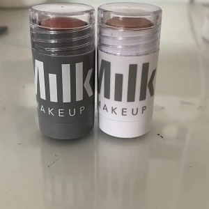 Milk blush o highlight  - Säljer mina milk sticks då de inte var rätt färg. Endast testade, ett stick kostar 120 vill man ha båda får man de för 220. Nypris 280/ styck. Vill man bara ha ena så får man skriva vilken och lägga prisförslag på 120kr. 