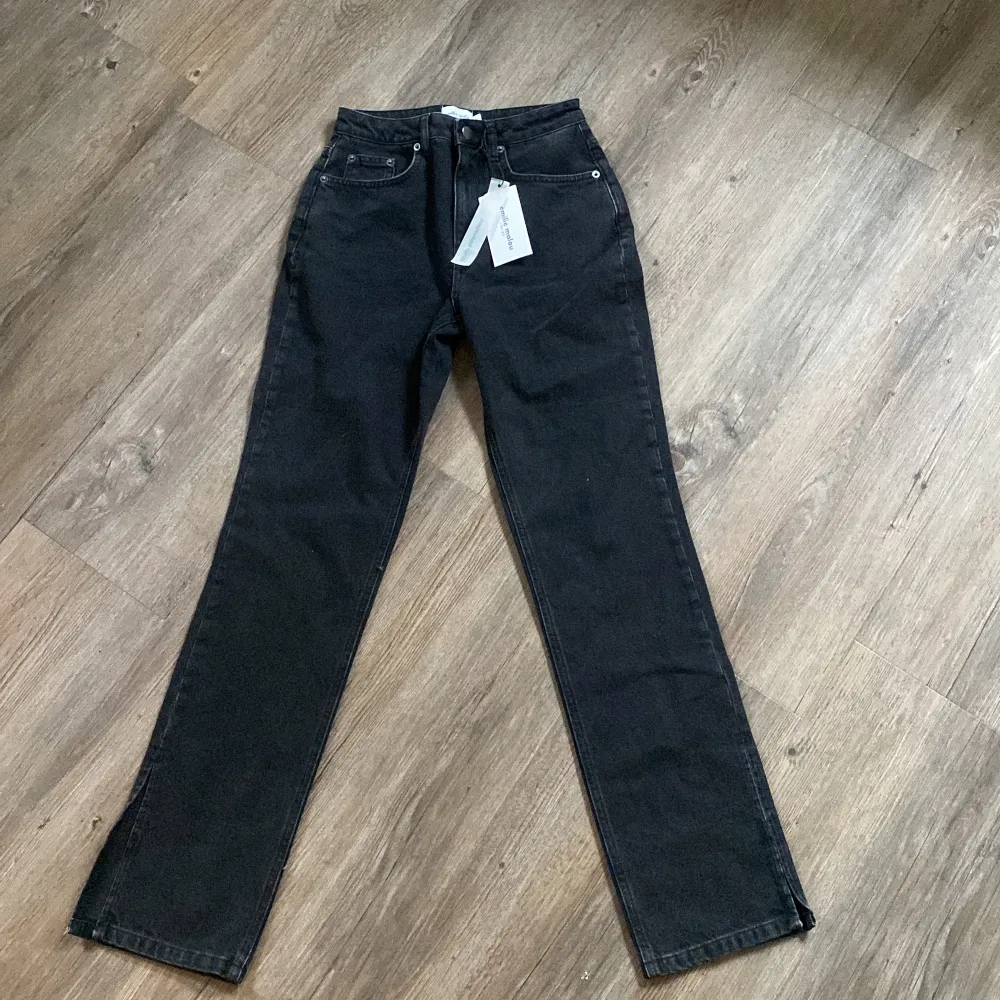 Helt oanvända jeans med slits från nakd, prislapp kvar!. Jeans & Byxor.