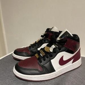 Nike jordans dark beetroot mid - Säljer mina favorit jordans i färgen beetroot med guldiga detaljer i st.38, haft på mig dom endast 2-3 gånger så dem är nästan helt nya
