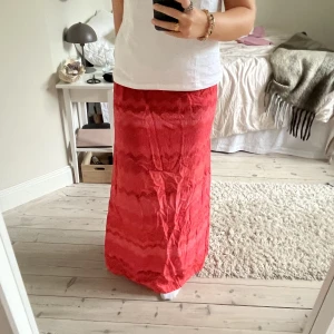 Långkjol - Lågmidjad långkjol med superfina färger och missoni-liknadnde mönster🧡