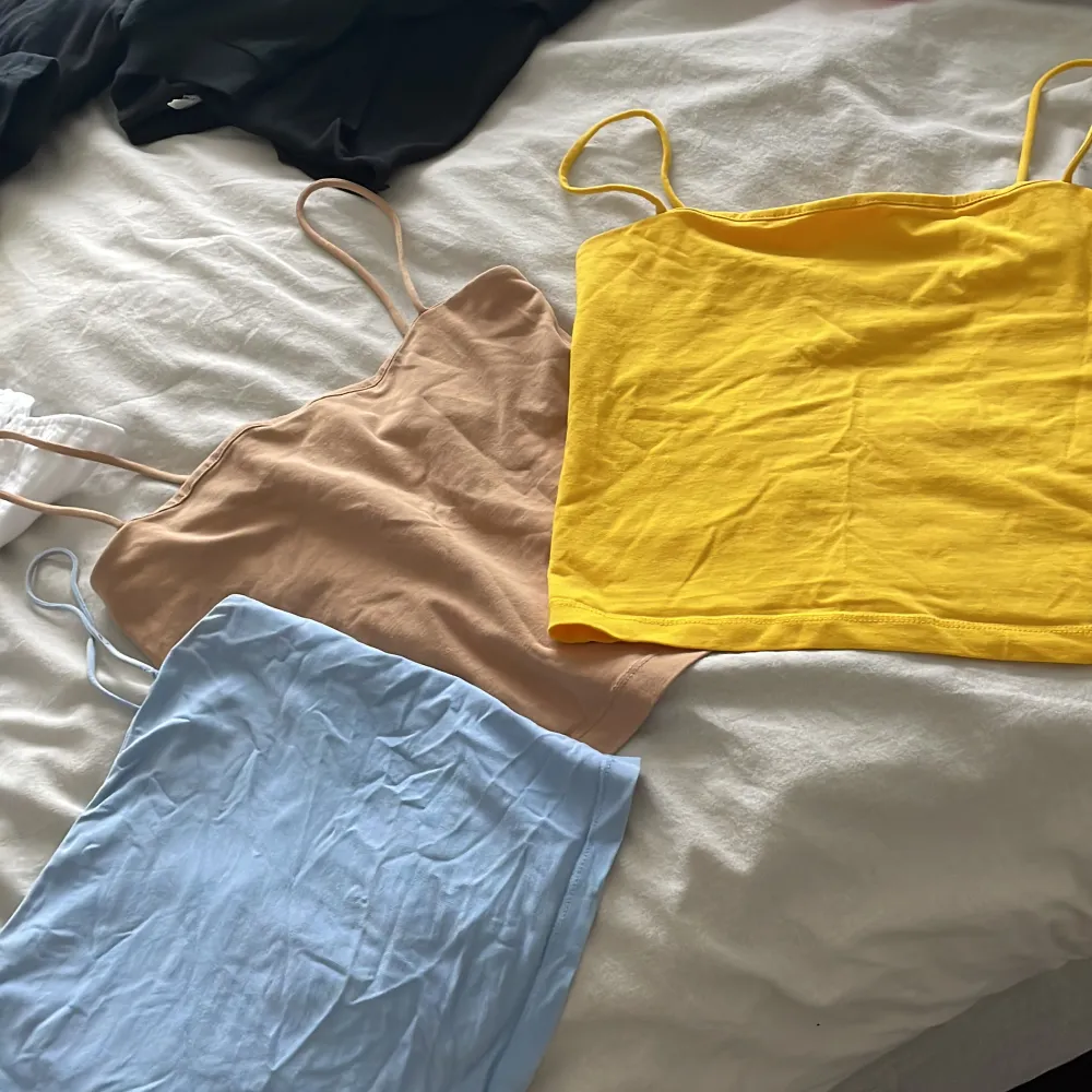 Säljer dessa tre jätte bekväma linnen från Gina tricot i gult, blått och beige. Den blåa är XS och dom andra två är S. T-shirts.