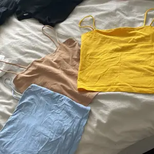 Säljer dessa tre jätte bekväma linnen från Gina tricot i gult, blått och beige. Den blåa är XS och dom andra två är S