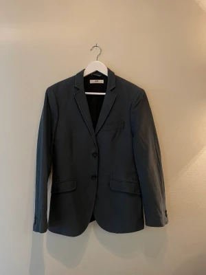 Hope Kavaj - Kavaj från hope i fin tvättad blå färg. Kavajen är unisex men skulle säga att den är storlek 46 för killar alltså Small. 