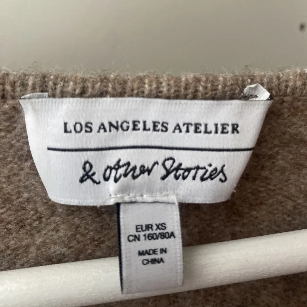 Säljer denna fina stickade tröja från &Other Stories. Säljer den pågrund att den inte kommer till andvänding. Tröjan är köpt för 500 kr. Tröjan är i st XS men känns som en S💓. Stickat.