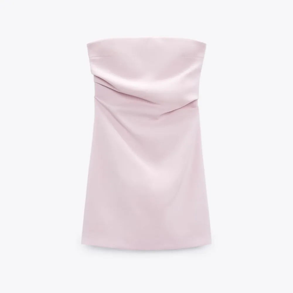 Snygg oanvänd rosa tubklänning från zara, storlek xs men passar både xs/s💗säljer då jag inte fått användning för den, köparen står för frakt!. Klänningar.