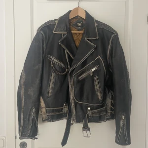 Vintage jacka i äkta läder - Skinnjacka som jag köpt vintage. Väldigt rejäl och stabil. Oversize på mig som är 173. 
