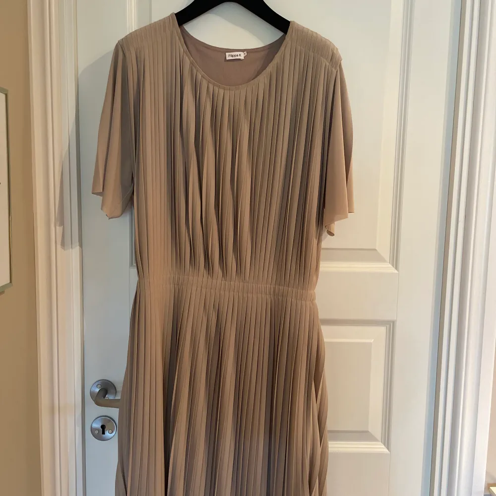 Helt NY oanvänd Filippa K pleated dress stl M. Säljes pga av att den inte passar. Superfin! Nypris 2500kr. Klänningar.