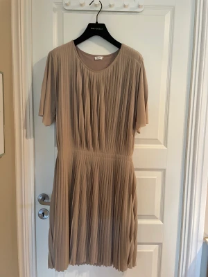 Filippa K klänning Stl M - Helt NY oanvänd Filippa K pleated dress stl M. Säljes pga av att den inte passar. Superfin! Nypris 2500kr