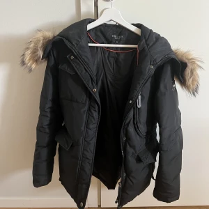 Hollies vinterjacka - Stl 38 använd i ca 3 år och är i bra skick.