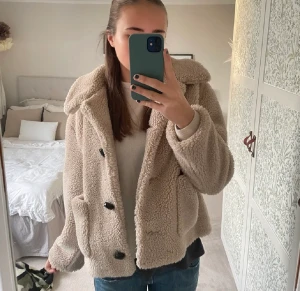 Teddyjacka - Jättefin teddyjacka från zara, säljer då den inte används. Bra skick och perfekt till hösten! |Lånade bilder|