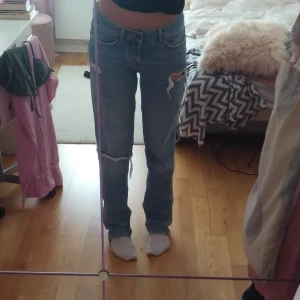 Low straight jeans - Hej! Jag säljer mina low waist straight jeans från Lager 157 då de inte kommer till användning. De är i stl 34 och modellen heter ICON. Något långa för mig. Endast använda 2-3 gånger och i mycket fint skick! Här av dig vid frågor eller intresse 💓