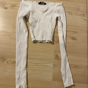 Vit topp - Vit långärmad topp i bra skick från bikbok. Storlek XS💓 