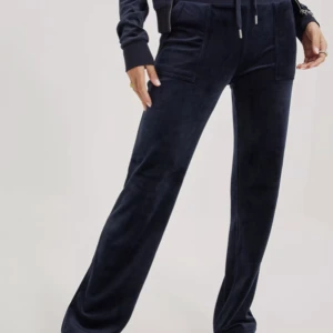 Mörkblå juicys - Säljer mina mörkblå juicys då jag inte använder dom särskilt mycket, ingen skada utom en liten liten vit prick på översidan, pris kan prutas ner 💘