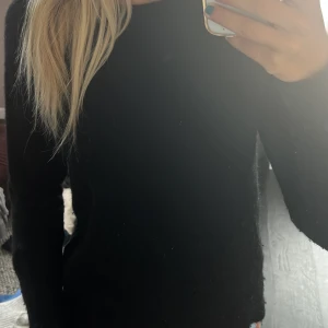 Svart stickad tröja - Den är i xs/s, den är bra i skick bara lite nopprig men inget som syns tydligt alls!!!!