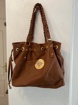 Mulberry väska  - Inte äkta. Brun Mulberry väska i  okej till bra skick.  