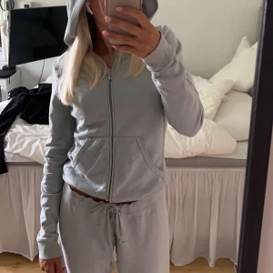 Juicy sett - Ett snyggt ljusblått Juicy Couture sett i storlek L. Det är min mammas gamla så det är några år gammalt men skicket är jättebra med tanke på det. Lite urtvättat men annars inga defekter. Jag står för frakten. Pris går att diskuteras☺️