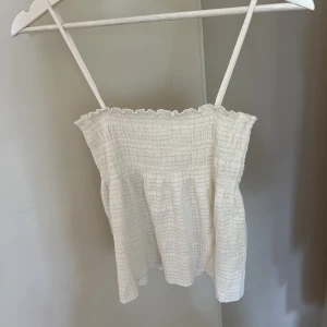Fint linne  - Supergulligt linne som passar perfekt året om! Varsamt använt och i bra skick! Storleken skulle passa ungefär xs-s och är i ett stretchigt material! Köpt på Zalando 🤍