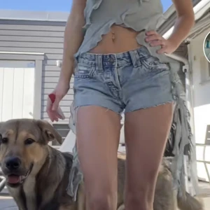 Jeansshorts  - Köpte dessa pull&bear shortsen på zalando i början av sommaren, tyvär är dessa för små för mig men de är såå fina! köpte för 300kr. De är ganska små i storleken och inget stretch i, storlek 38 känns nästan som 36. 