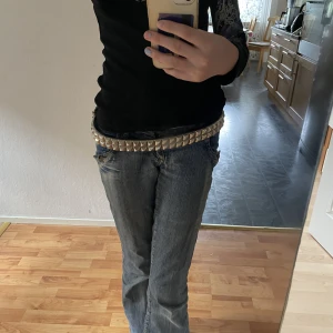 Jätte fint nitnälte🤟 - Säljer detta nitbältet. Säljer det eftersom att det är lite stort för mig. Bältet är lite draget vid första hålet. Men syns inte när man har på det. Priset kan diskuteras mer privat💘. ⚠️ OBS KÖP INTE DIREKT⚠️