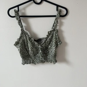 Söt topp  - Kommer aldrig till användning, skulle säga att det mer är en S än en M