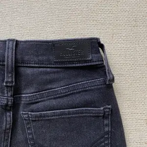 Jättefina och snygga, svarta jeansshorts från Hollister. Aldrig använda, i nyskick. Köpta i USA. Kontakta för fler bilder eller om ni har frågor💗