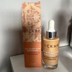 Glow skin serum  - Säljer ett dewey skin glow serum från hickap jätte fint lyster och  använd max 5 gånger men står bara tyvärr då jag använder ett annat serum! 🌸