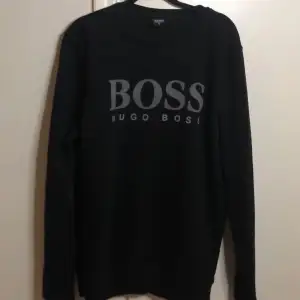 En Hugo boss sweatshirt i storlek M i färgen svart i nyskick 