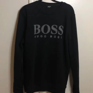 Hugo boss tröja/sweatshirt  - En Hugo boss sweatshirt i storlek M i färgen svart i nyskick 