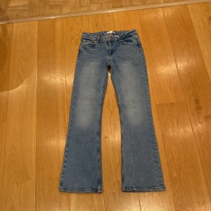 Lågmidjade jeans  - Säljer min snygga Gina tricot  byxor som är lågmidjade. Har aldrig andvänt byxorna så det finns inga fläckar eller merken på jeansen.
