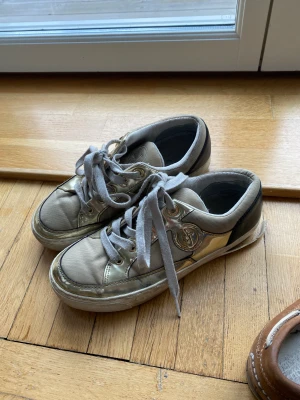 Armani sneakers - Sneakers från Armani jeans! De är ingångna och mjuka. Slitage finns men går att få bort 