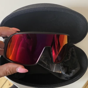 Oakley solglasögon  - sutro x/m (prizm), perfekt för löpning, skidåkning, promenad, cykling osv osv!   De kommer inte till användning. Köpta i januari 2023🩵🩵💜