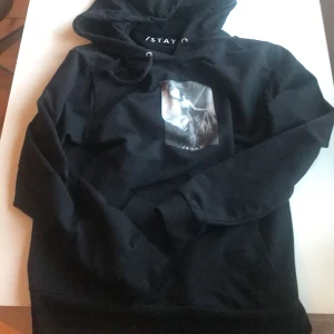 Hoodie med tryck - Säljer denna snygga hoodie med tryck från stay. Den är i storlek Xs men passar äver S. Hör av er om ni är intresserade och använd inte köp nu!😻