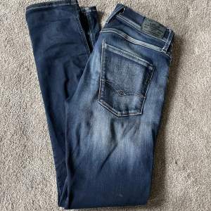 Säljer nu dessa skit snygga Replay Anbass jeans. Byxorna är väl omhändertagna ( Skick 9/10 )