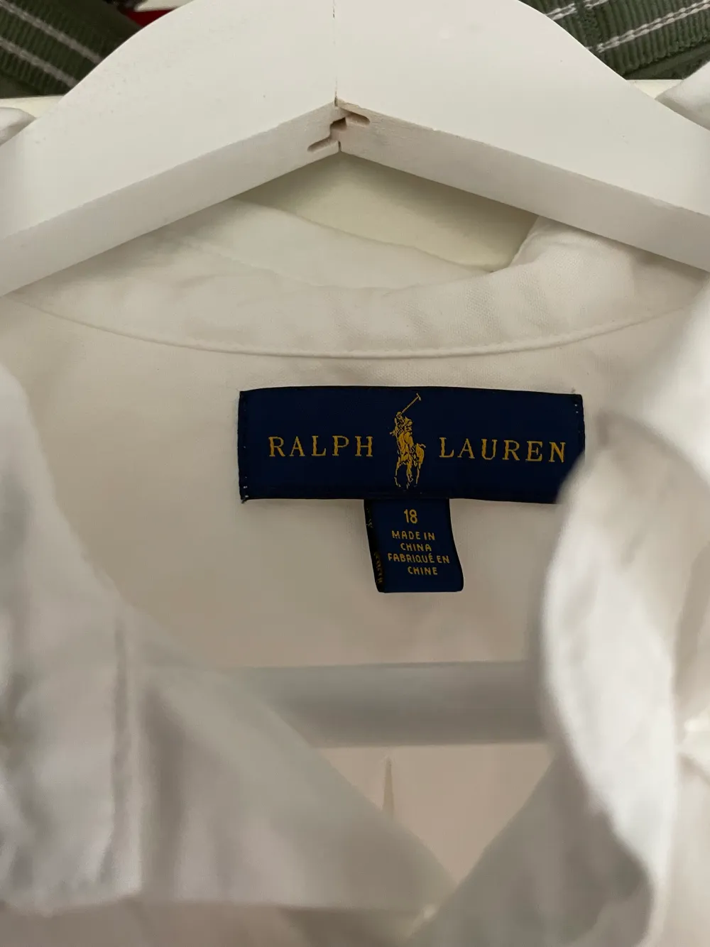 Säljer denna stilrena skjorta från Ralph lauren som endast är använts ett fåtal gånger. Skjortan är i stlk 18 vilket typ motsvarar stlk S. Skjortor.