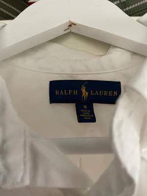 Säljer denna stilrena skjorta från Ralph lauren som endast är använts ett fåtal gånger. Skjortan är i stlk 18 vilket typ motsvarar stlk S