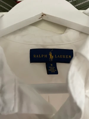 Ralph lauren skjorta - Säljer denna stilrena skjorta från Ralph lauren som endast är använts ett fåtal gånger. Skjortan är i stlk 18 vilket typ motsvarar stlk S