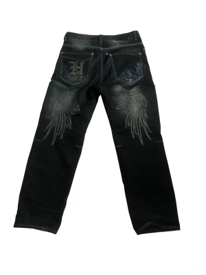 Baggy Jeans - Säljer ett par baggy jeans med vingar från play bigg. Köpte för 899kr och säljer nu för 499. Priset kan diskuteras🧎‍♀️🧎‍♀️